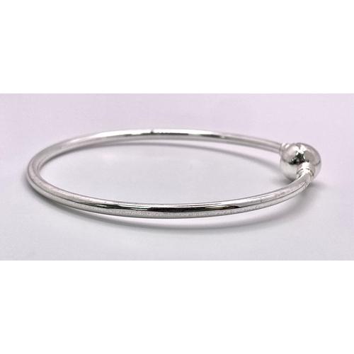 978 - A STERLING SILVER PANDORA STYLE BANGLE. 6CM DIAMETER, 5.4G TOTAL WEIGHT.    Ref: SC 7008