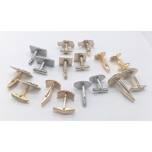 1002 - Collection of 8 pairs of metal cufflinks.
A variety of designs, shapes, gold tone and silver tone.