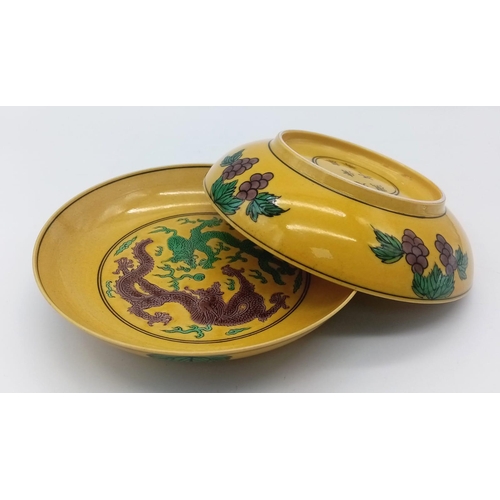 1162 - A pair of stunning Chinese Porcelain Sauce Bowls.
A rare find with such rich colours, these sauce bo... 