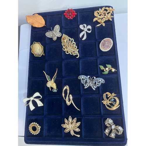 244 - Nice selection of VINTAGE BROOCHES to  include an Exceptional jewelled Butterfly Brooch. Please see ... 