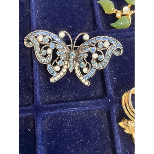 244 - Nice selection of VINTAGE BROOCHES to  include an Exceptional jewelled Butterfly Brooch. Please see ... 