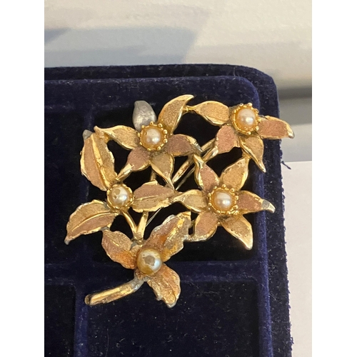 244 - Nice selection of VINTAGE BROOCHES to  include an Exceptional jewelled Butterfly Brooch. Please see ... 