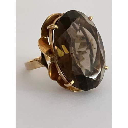 259 - 9 carat GOLD and SMOKY QUARTZ RING. Having a large faceted, smoky quartz gemstone set to top. 7.9 gr... 