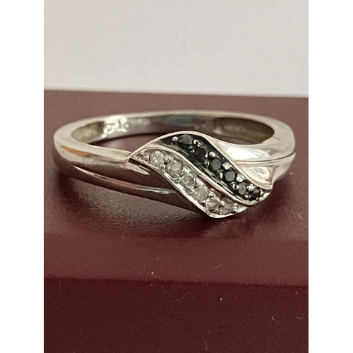 273 - 9 carat WHITE GOLD RING Set with BLACK DIAMONDS and WHITE DIAMONDS. 2.3 grams. Size N 1/2 - O.