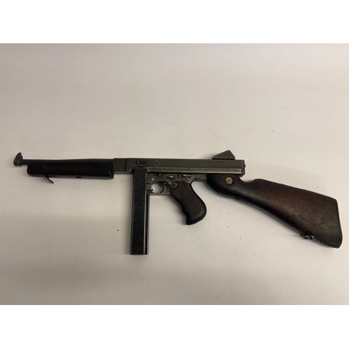 281 - A Rare Deactivated USA WW2 Thompson M1A1 Sub Machine Gun. Moving bolt under spring pressure. Latest ... 