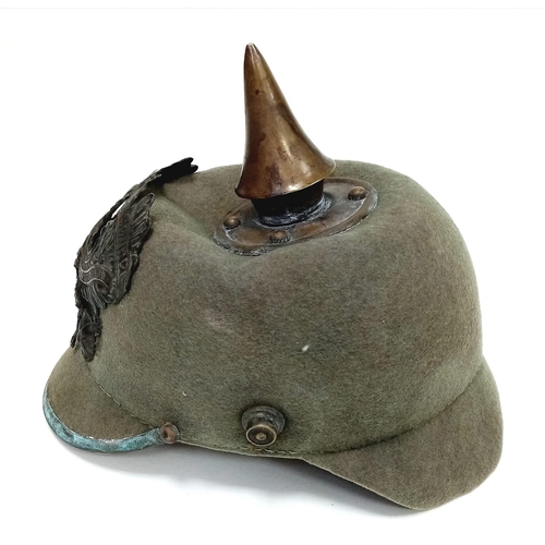 524 - WW1 Imperial German Army Prussian M15 Pickelhaube Uniform Helmet. A felt constructed example with ni... 