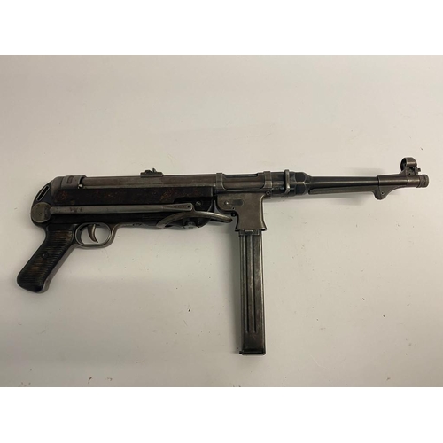 58 - A Rare Deactivated WW2 German Slab-Sided MP40 Sub Machine Gun. 9mm calibre. Makers mark BNZ - Dated ... 