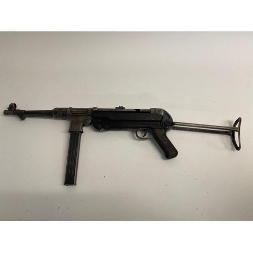 58 - A Rare Deactivated WW2 German Slab-Sided MP40 Sub Machine Gun. 9mm calibre. Makers mark BNZ - Dated ... 