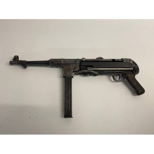 58 - A Rare Deactivated WW2 German Slab-Sided MP40 Sub Machine Gun. 9mm calibre. Makers mark BNZ - Dated ... 