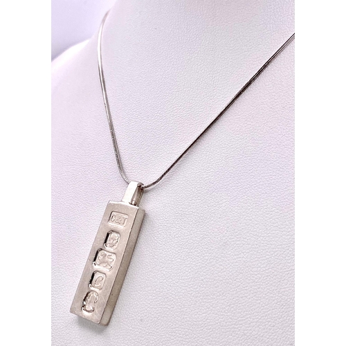 922 - A Vintage, Hallmarked 1977 Jubilee Silver Ingot Pendant Necklace. 41cm
Sterling Silver Rope Chain. I... 