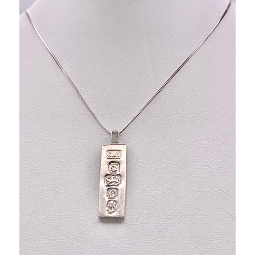 922 - A Vintage, Hallmarked 1977 Jubilee Silver Ingot Pendant Necklace. 41cm
Sterling Silver Rope Chain. I... 