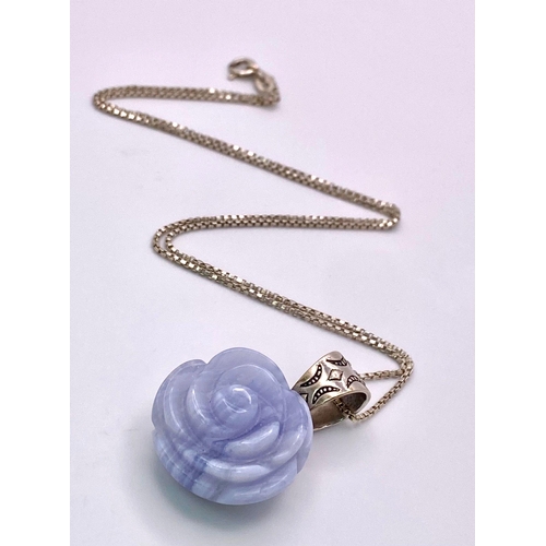 949 - An Excellent Condition Italian Sterling Silver Blue Chalcedony Rose Pendant
Necklace. 50cm Box Chain... 