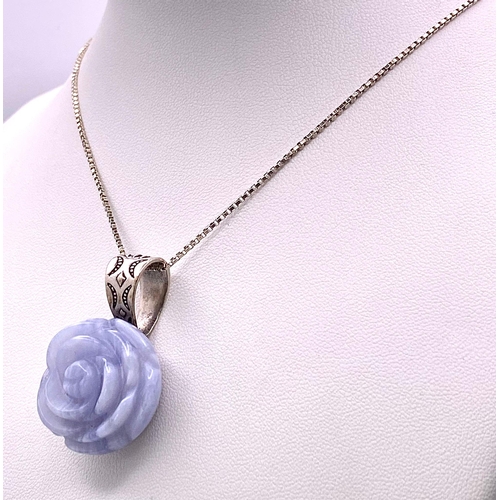 949 - An Excellent Condition Italian Sterling Silver Blue Chalcedony Rose Pendant
Necklace. 50cm Box Chain... 