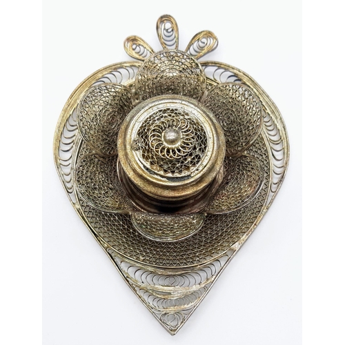 2744 - A vintage white metal heart shaped ink well.
Very ornate and elaborately designed. Measures 7.5cm x ... 