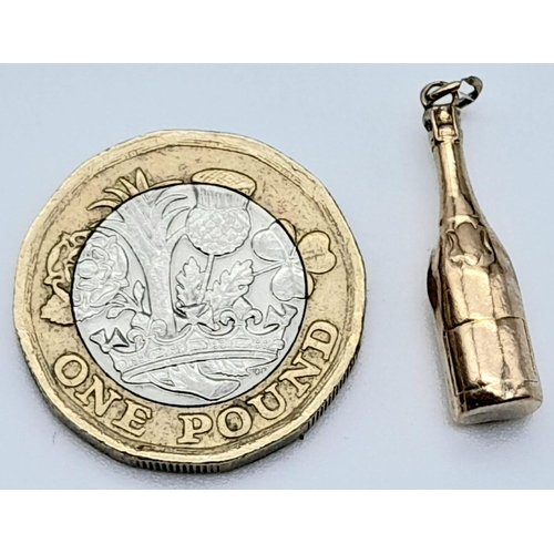 1028 - 9k yellow gold champagne bottle charm/pendant, 0.7g