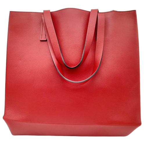 206 - A luxurious Valentino Garavani Red Leather Tote Bag.
Quality soft leather with ample space inside. T... 