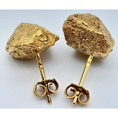 547 - Pair of 18k yellow gold nugget style stud earrings (approx 1.5cm x 1.5cm), weight 3.2g