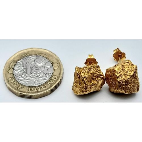 547 - Pair of 18k yellow gold nugget style stud earrings (approx 1.5cm x 1.5cm), weight 3.2g