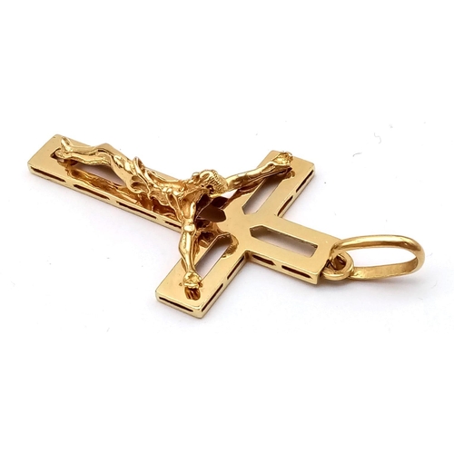 554 - 18k yellow gold heavy weight crucifix pendant (5cm x 3cm) weight 13g