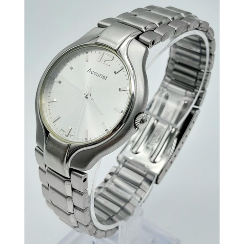 696 - A Men’s Accurist Stainless Steel Watch 37mm Including Crown. Full
 Working Order. In Presentation Bo... 