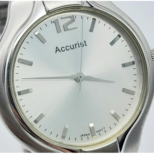 696 - A Men’s Accurist Stainless Steel Watch 37mm Including Crown. Full
 Working Order. In Presentation Bo... 