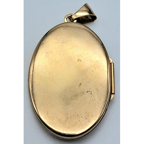 742 - 9k yellow gold engraved locket pendant, 4.3g (3.2cm x 2.3cm)