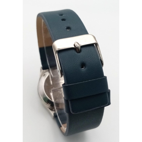 960 - A Vintage Rado Voyager Automatic Gents Watch. Blue leather strap. Stainless steel case - 31mm. Blue ... 