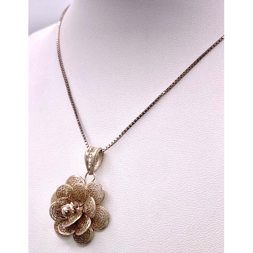 977 - A Sterling Silver Filigree Flower Design Pendant Necklace. 50cm Length
Chain. Pendant Measures 2.5cm... 