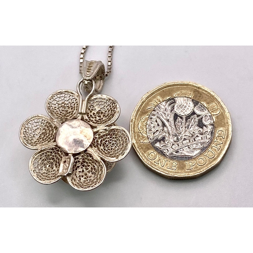 977 - A Sterling Silver Filigree Flower Design Pendant Necklace. 50cm Length
Chain. Pendant Measures 2.5cm... 