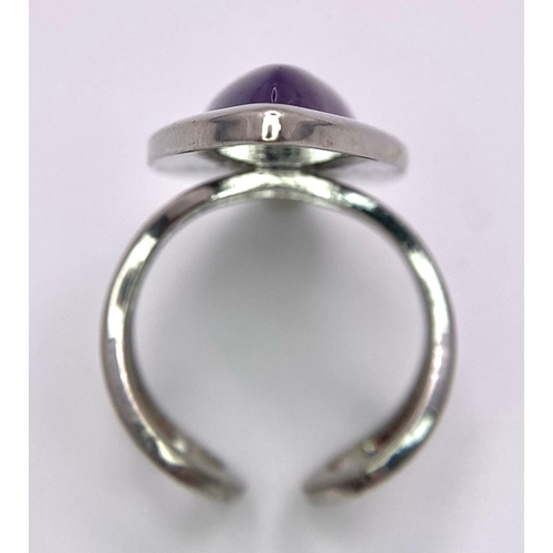 996 - A Vintage Sterling Silver Modernist Design Amethyst Set Ring Size P
(Adjustable). Set with a 3cm Lon... 