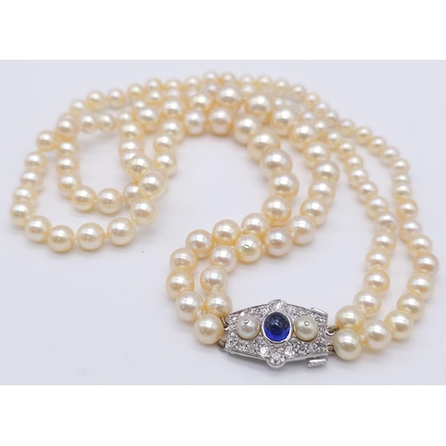 262 - A CLASSY 2 ROW GRADUATED CULTURED PEARL NECKLACE WITH PLATINUM DIAMOND, PEARL & SAPPHIRE CLASP, APPR... 