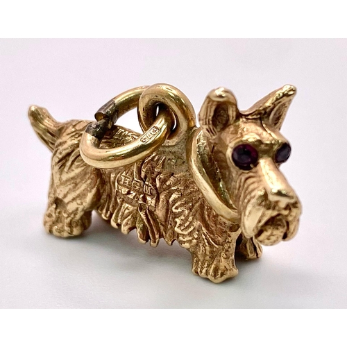 454 - 9K YELLOW GOLD SCOTTIE DOG WITH STONE SET EYES CHARM/PENDANT, WEIGHT 8G