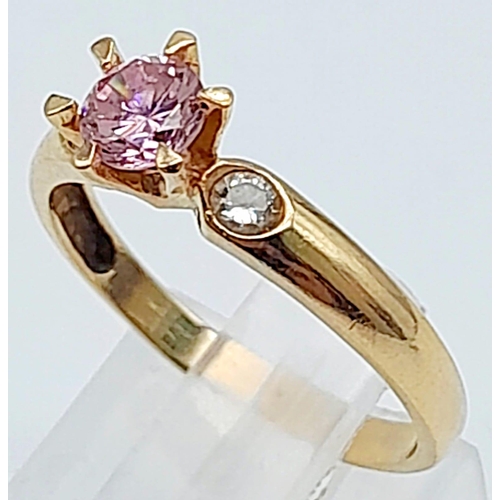 896 - 14k yellow gold trilogy ring set with pink and white CZ stones , 1.7g, size K