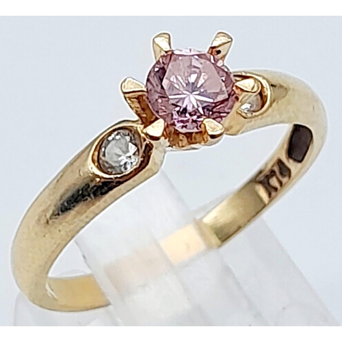 896 - 14k yellow gold trilogy ring set with pink and white CZ stones , 1.7g, size K