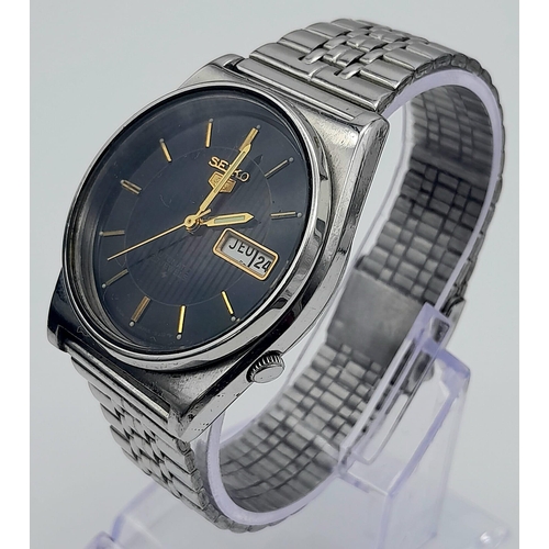 1186 - A Seiko 5 Automatic 23 Jewels Gents Watch. Stainless steel bracelet and case - 36mm. Black dial with... 