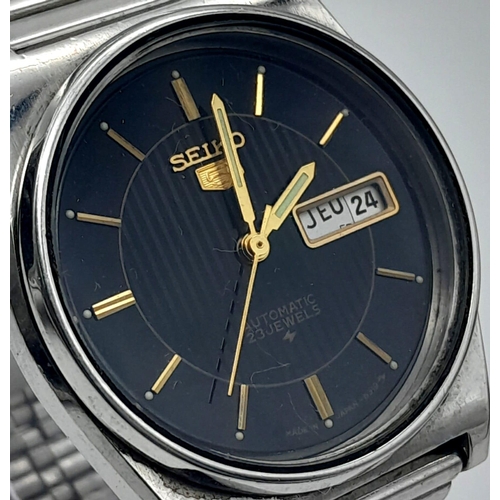 1186 - A Seiko 5 Automatic 23 Jewels Gents Watch. Stainless steel bracelet and case - 36mm. Black dial with... 