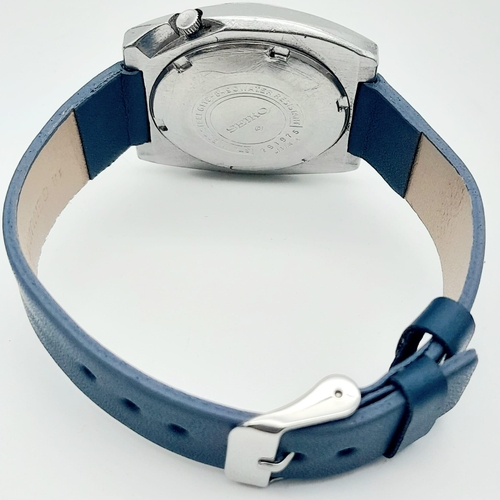 1193 - A Vintage Seiko 5 Automatic Gents Watch. Blue leather strap. Stainless steel case - 38mm. Blue dial ... 