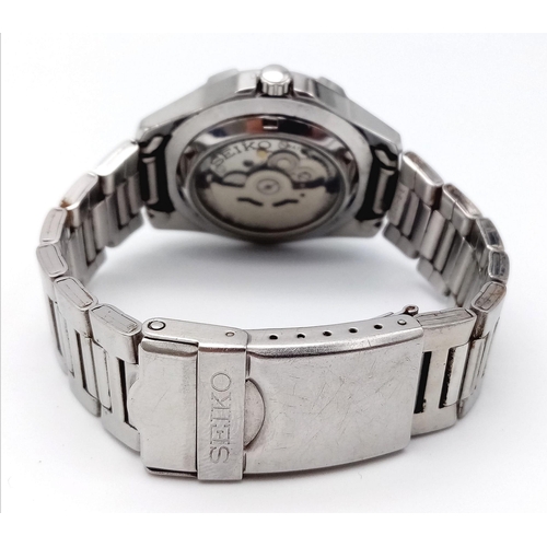 1494 - A Seiko 5 Sports Automatic Gents Watch. Stainless steel bracelet and case - 40mm. Silver tone dial w... 