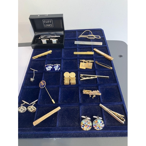 202 - Nice selection of Gentlemans vintage CUFFLINKS and tie clips. To include boxed, Together with a fabu... 