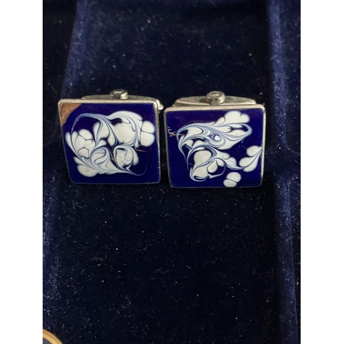 202 - Nice selection of Gentlemans vintage CUFFLINKS and tie clips. To include boxed, Together with a fabu... 