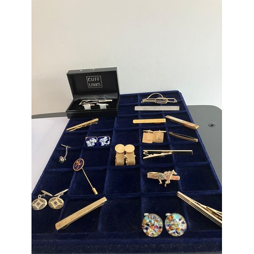 202 - Nice selection of Gentlemans vintage CUFFLINKS and tie clips. To include boxed, Together with a fabu... 