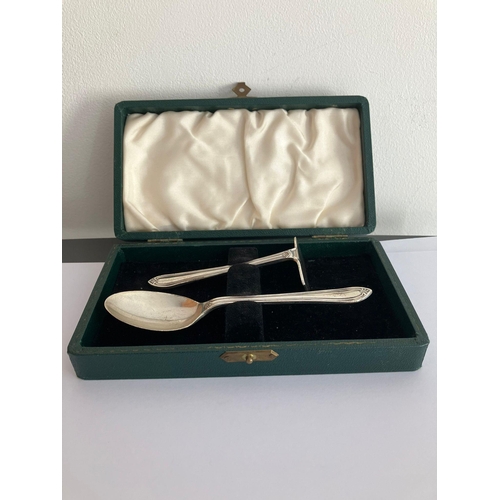 315 - Vintage SOLID SILVER FEEDING SET with clear hallmark for Sheffield 1945. Consisting spoon and pusher... 