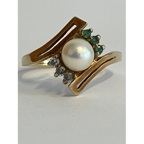 35 - Vintage 9 carat PEARL set GOLD RING  with EMERALD and TOPAZ side detail. Attractive crossover Mount.... 