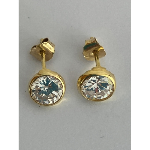 539 - Stunning Pair of 9 carat GOLD EARRINGS Set with round cut sparkling zirconia, and complete with gold... 