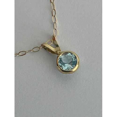 686 - Delicate 9 carat GOLD and AQUA PENDANT Mounted on a fine 9 carat GOLD CHAIN. O.64 grams. 45 cm.