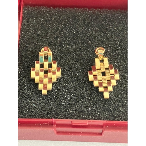 735 - 3 x Pairs of 9 carat GOLD EARRINGS. To include gem set. 2.4 grams.