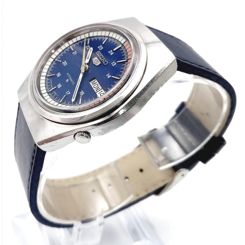 1501 - A Vintage Seiko 5 Automatic Gents Watch. Blue leather strap. Stainless steel case - 37mm. Blue dial ... 