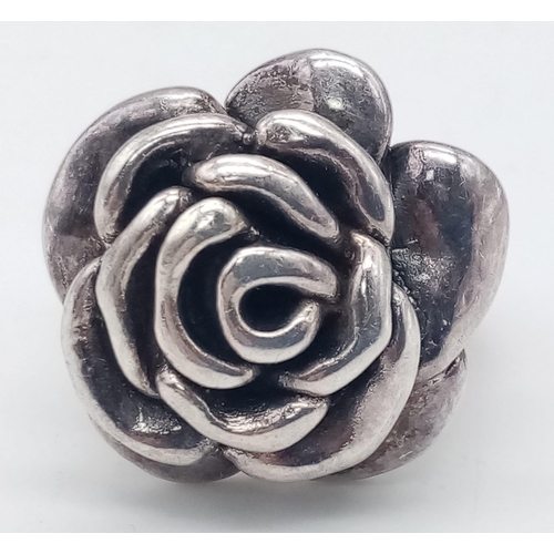 1628 - A 925 Silver Ring, flower design ring.
Size: N
Weight: 5.84g