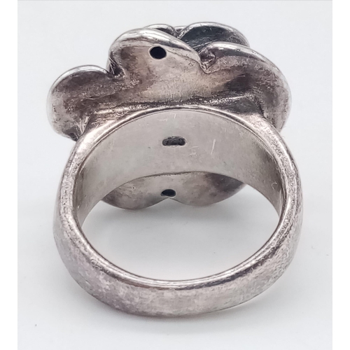 1628 - A 925 Silver Ring, flower design ring.
Size: N
Weight: 5.84g