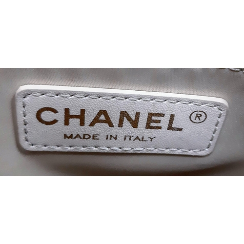 169 - Chanel Grand Shopping Tote Bag.
Comes in a classic cream, diamond stitched and CC logo design. Gold ... 